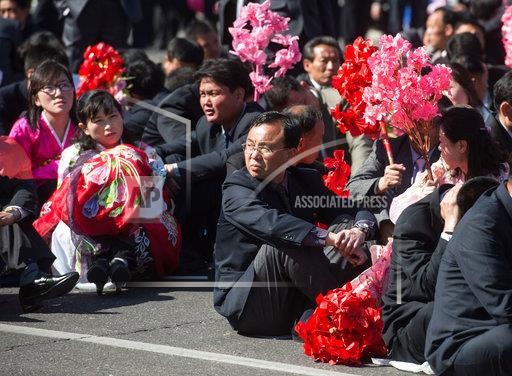 Anh: Ong Kim Jong-un cuoi tuoi trong le khanh thanh khu pho moi-Hinh-17